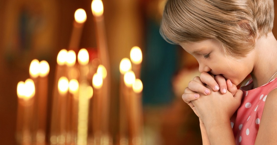 devojcica i molitva
